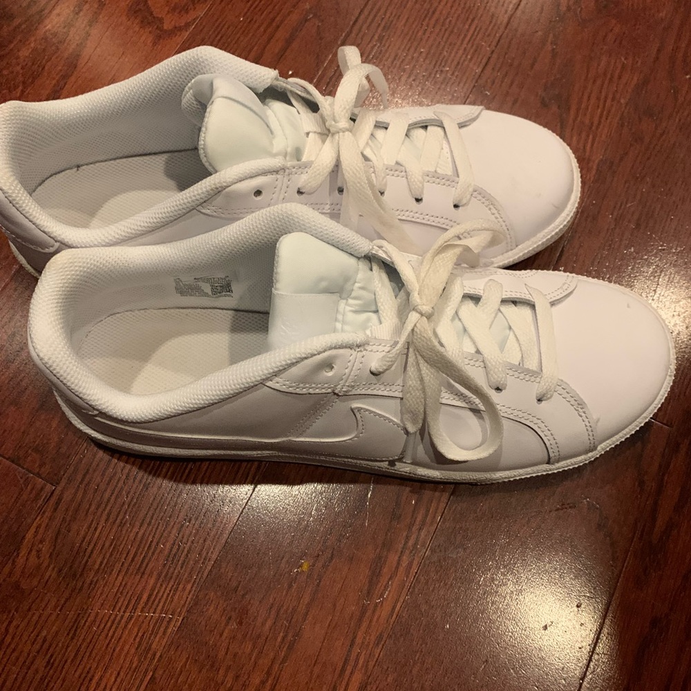 Nike Court Royale
Women's Shoes
Size: 9.5